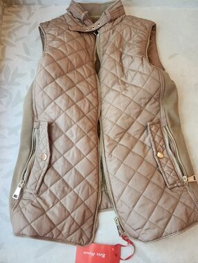 Quilted Tan Puffer Vest with Gold Zippers